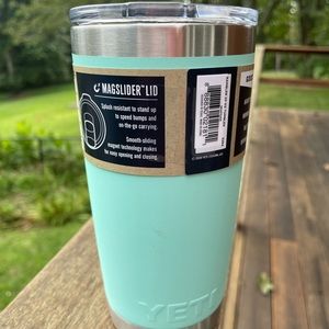 Yeti 20 oz tumbler BEAUTIFUL sea foam color